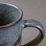 Detail der Tasse Edward mit Henkel und Glasurstruktur