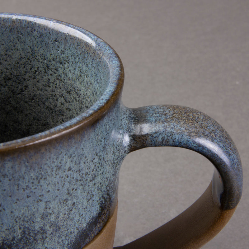Detail der Tasse Edward mit Henkel und Glasurstruktur