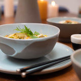 Traditionelle Ramen mit Ei in der Udon Schale Susana angerichtet.


