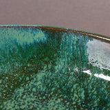 Detail der farbigen Innenglasur und des Randes der Steinzeug-Schale.