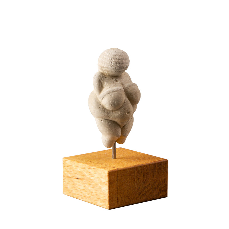 Seitenansicht der Venus auf Stativ zeigt die berühmten Kurven der Figur