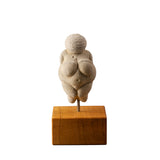 Venus von Willendorf auf Zellan-Stativ, Frontansicht des Kunstobjekts