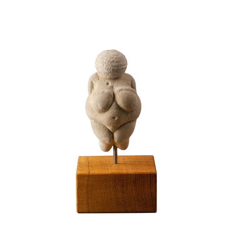 Venus von Willendorf auf Zellan-Stativ, Frontansicht des Kunstobjekts