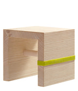 Detail der Holzmaserung und stabilen Haken der Garderobe