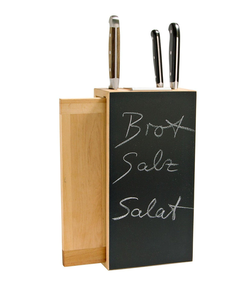 Praktische Nutzung des Messerblock+ mit beschriebener Tafel für eine Einkaufsliste.