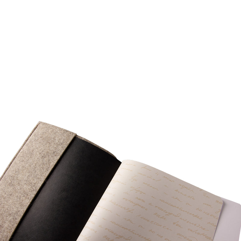 Detail der Textur des Wollfilzes und des Siebdruck-Slogans.
