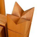 Detail der handgefertigten Buchenholz-Figuren des Kubbspiels