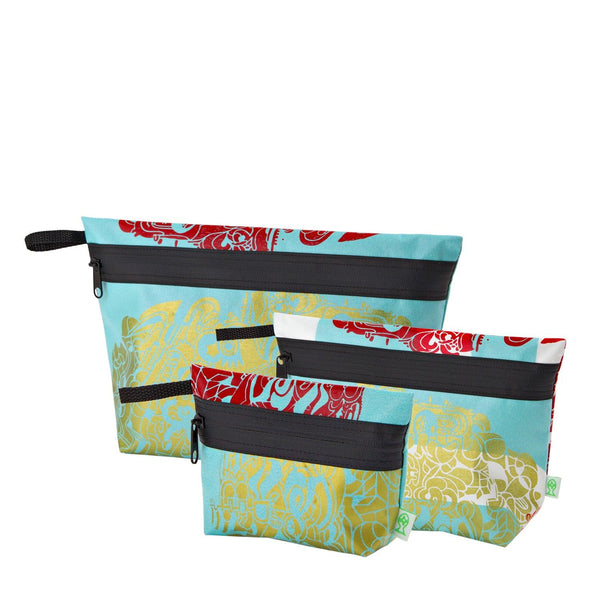 Beauty-Produkte in der Groß-Variante des Kulturbeutels