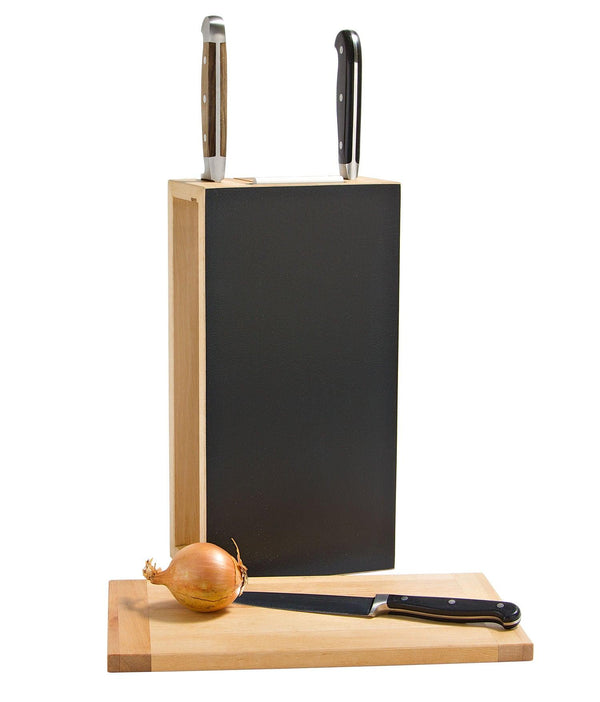 Messerblock+ aus Holz mit integriertem Schneidbrett und Tafelfläche in der Küche.