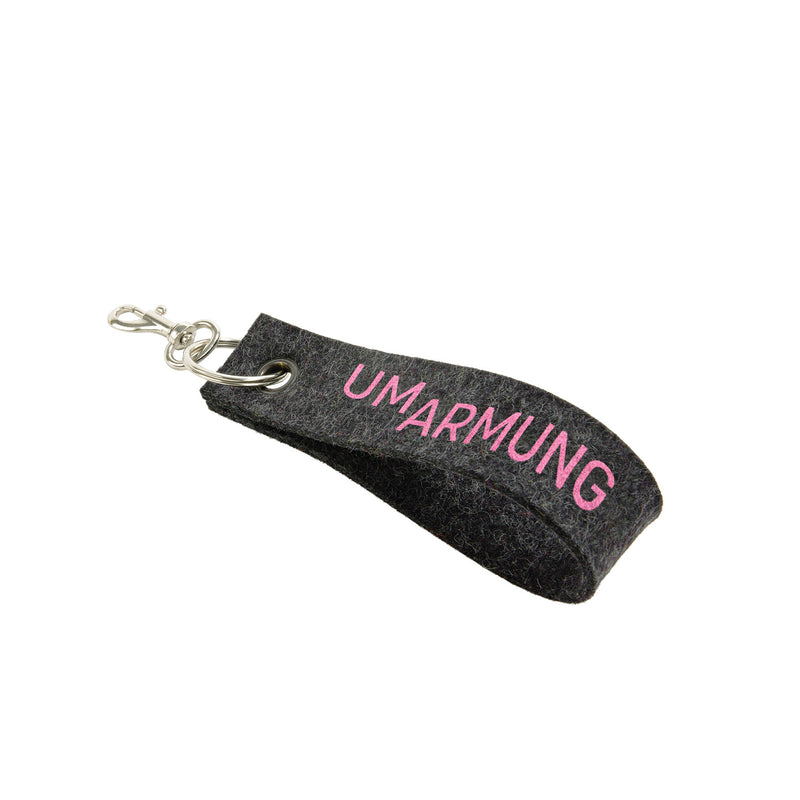 Detailaufnahme des Schlüsselbands Typo mit Nähten und Ring