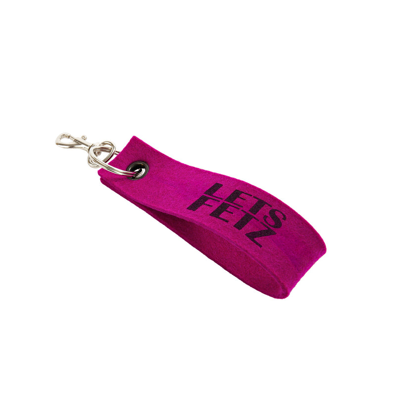 Detailaufnahme des Schlüsselbands Typo mit Nähten und Ring