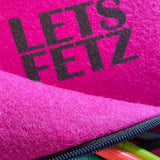 Detail-Nahaufnahme der Textur des Wollfilzes und des Siebdruck-Slogans.