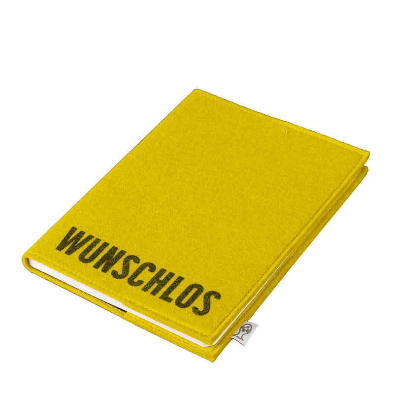 Kreative Hand skizziert in einem aufgeschlagenen Typo Skizzenbuch.